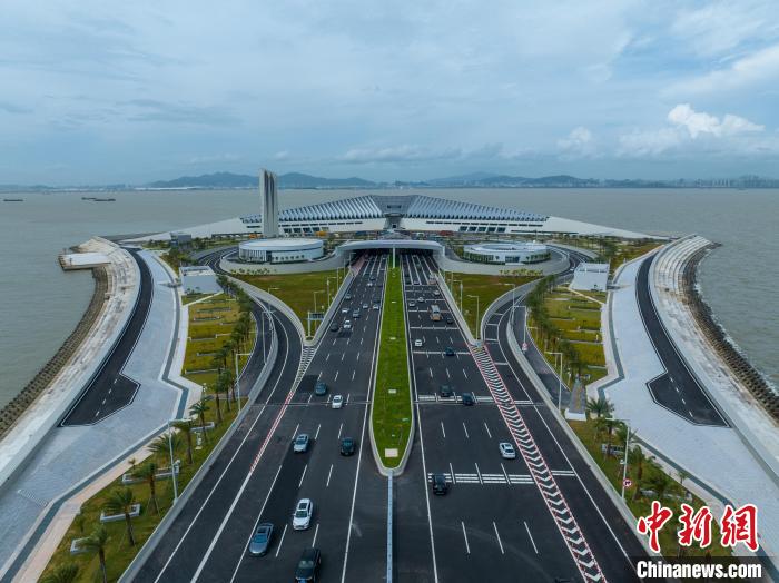 深中通道西人工岛迎来车流 深中通道西人工岛迎来车流