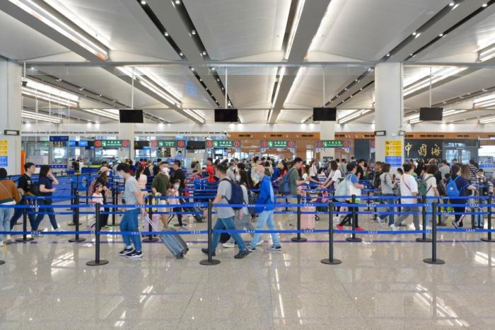 深圳口岸免税品销售火热 上半年出入境外国人增长1.5倍