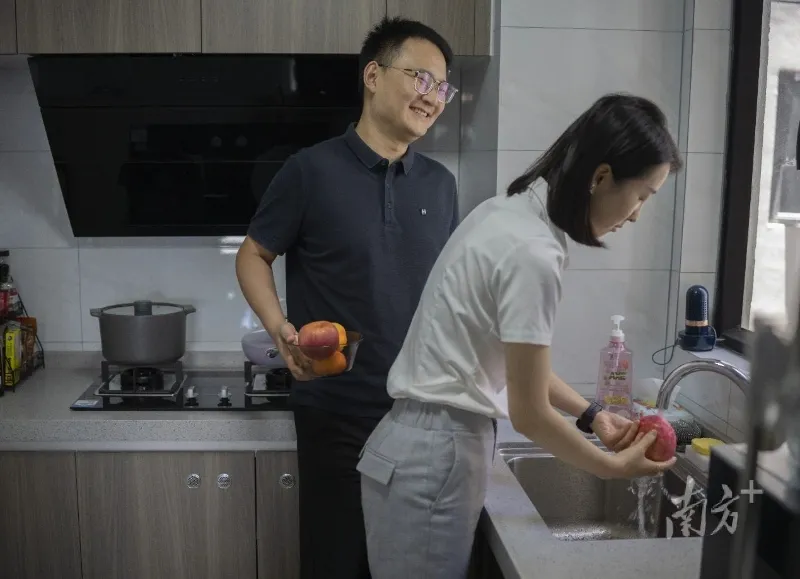 深中通道通车后,王广涛和妻子武岩在中山翠亨新区的人才房内畅想美好生活,便捷的交通和优美的居住环境让他们决定今后定居中山。