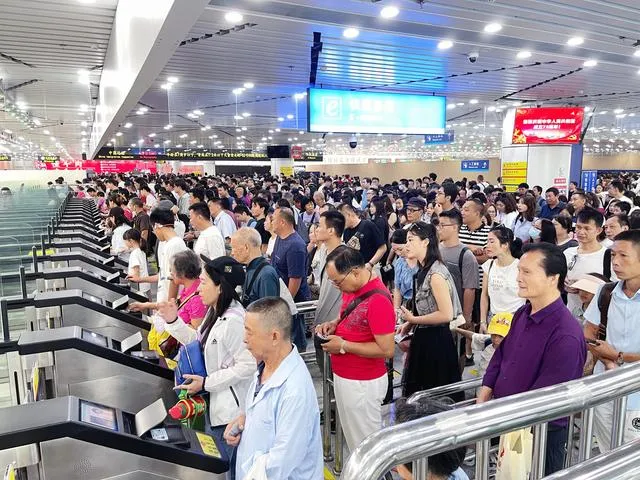 国庆假期珠海各对港对澳口岸“人车两旺”