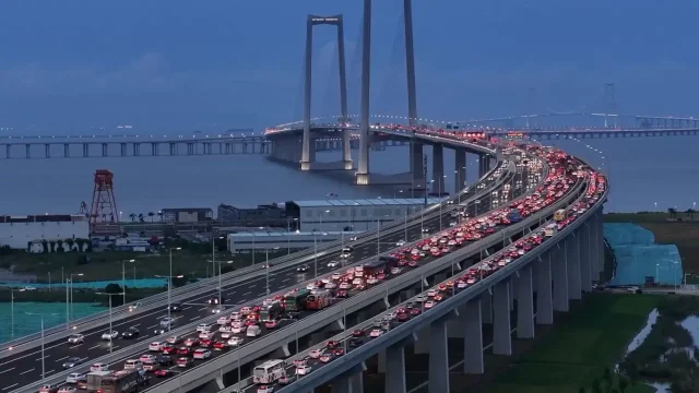 深中通道春节假期日均车流量突破10万车次