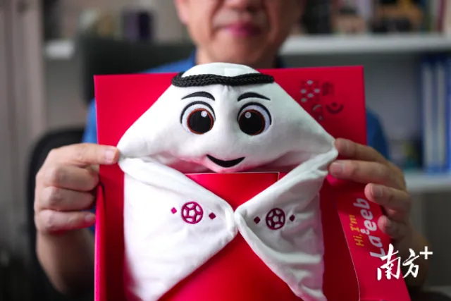 世界杯吉祥物拉伊卜(La'eeb)毛绒玩具。 世界杯吉祥物拉伊卜(La'eeb)毛绒玩具。