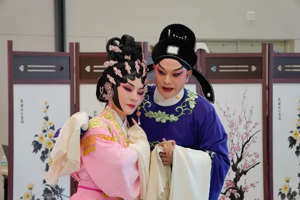 “粤”听“越”好听 莲塘口岸戏曲快闪引旅客驻足