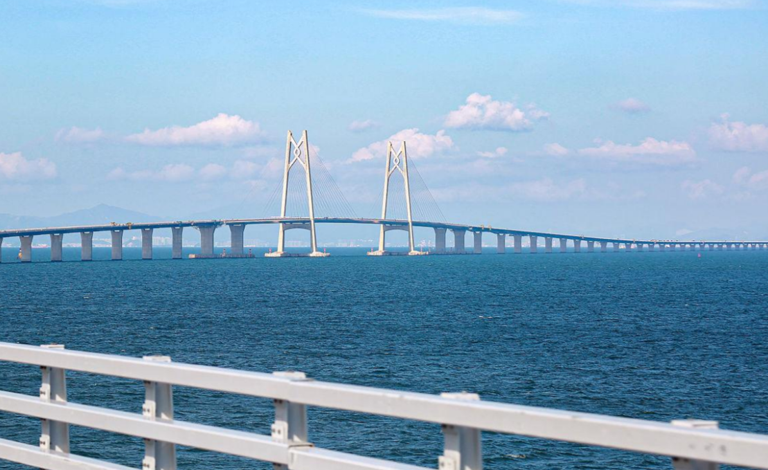 港珠澳大桥青州航道桥全景,大桥宏伟气势及“中国结”桥塔 港珠澳大桥青州航道桥全景,大桥宏伟气势及“中国结”桥塔