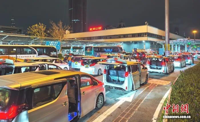 两地牌车过关情景