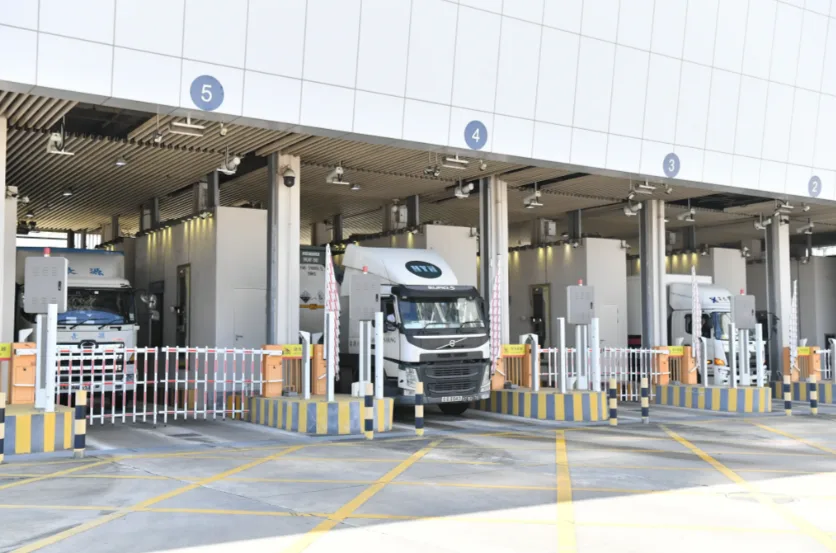 从深圳莲塘口岸驶出的跨境车辆 从深圳莲塘口岸驶出的跨境车辆